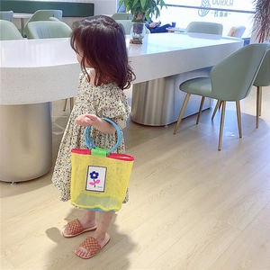 Sac à main en maille jaune pour enfant avec bordure rouge et poignées rondes bleues