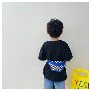 Vue arrière d'un enfant portant un sac de poitrine à damier avec bordure bleue et zip argent