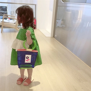 Combinaison fleurie verte enfant avec sac bleu fleuri et mules rouges tissées d'été