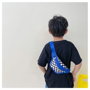 Détail du sac de poitrine à carreaux pour enfant avec bandoulière bleue vive