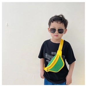 Détail d'un sac bandoulière enfant avec motif à damier vert et jaune contrasté vibrant
