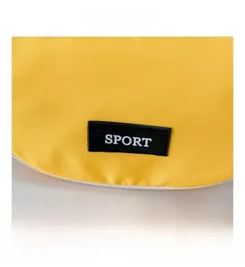 Détail du sac à bandoulière en toile jaune avec étiquette noire SPORT pour enfants