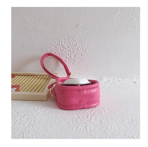 Détail du mini sac bandoulière rose en forme de cœur en cuir PU brillant avec sangle
