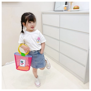 Pink mesh tote bag with flower appliques paired with a casual summer outfit for kids