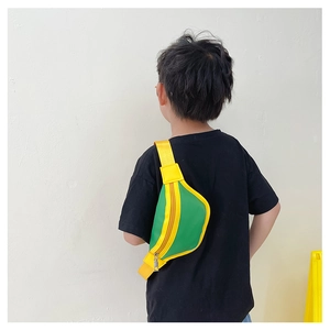Détail du sac de poitrine pour enfant avec couleurs contrastées vert et jaune vif