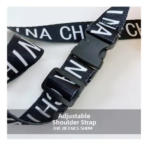 Détail de la bandoulière réglable avec imprimé lettres et boucle en plastique noir