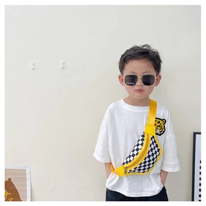 Détail du sac de poitrine à damier pour enfants avec bordure jaune et lunettes de soleil