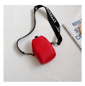 Vue de dessus d'un petit sac bandoulière rouge en similicuir pour enfant avec sangle