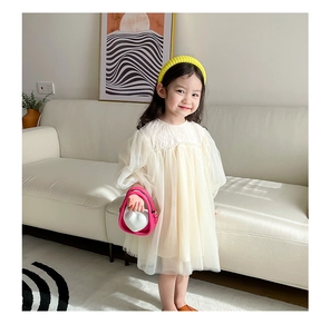Détails de la robe en tulle pour filles avec manches bouffantes et broderie en dentelle