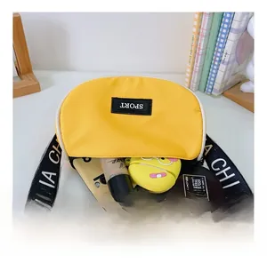 Détails de l'intérieur du sac bandoulière en toile montrant l'espace de rangement