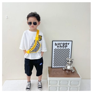 Détail du sac bandoulière enfant à damier avec sangle jaune et look style urbain