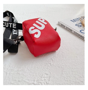 Détail du sac rouge pour enfants en toile avec bandoulière à lettres et métal