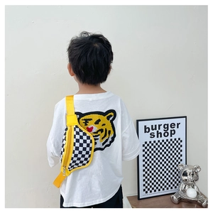Sac de poitrine damier pour enfant avec bordure jaune, porté par un mannequin au dos