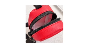 Vue détaillée du mini sac rond rouge pour garçon avec fermeture éclair et doublure