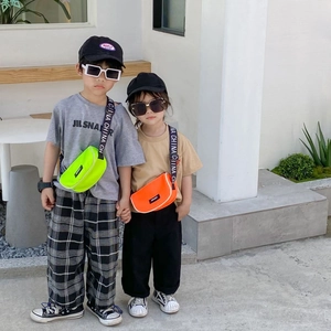 Détail du sac bandoulière sport pour enfants avec étiquette SPORT et sangle imprimée