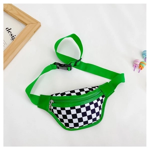 Détail d'un sac de poitrine pour enfant à damier avec sangle réglable verte et boucle