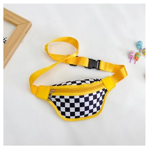 Détail du sac de poitrine à damier avec sangle jaune, fermeture éclair et boucle