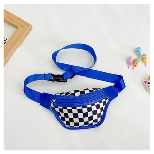 Détail du sac de poitrine en damier avec fermeture éclair bleue et sangle réglable