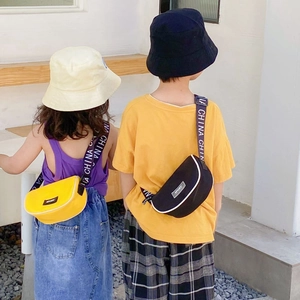 Détail de sacs bandoulière en toile jaune et noir pour enfants avec sangles réglables