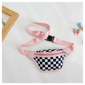 Détail du sac de poitrine rose pour enfants avec motif damier et sangle ajustable