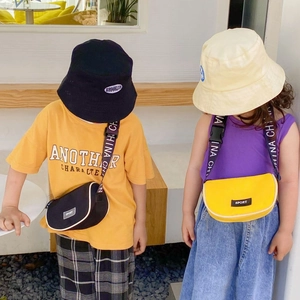Détail du sac bandoulière en toile pour enfant avec sangle lettrée et bob assorti