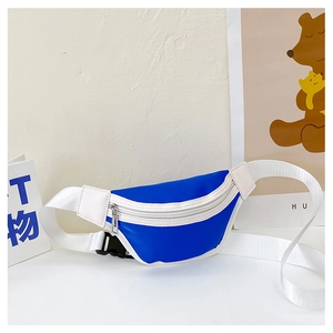 Détail du sac de poitrine bleu roi avec bordure blanche, sangle et fermeture éclair argent