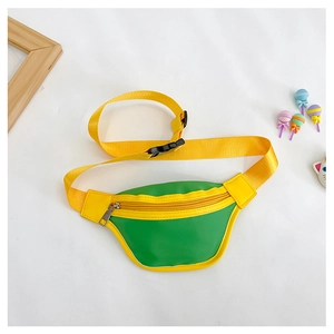 Détail du sac de poitrine pour enfants avec blocs de couleurs jaune et vert et sangle