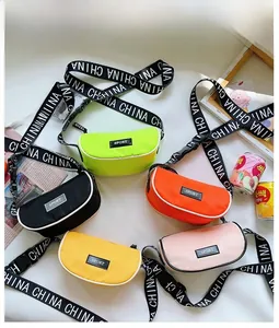 Vue détaillée de cinq sacs bandoulière en toile pour enfants avec sangles à logo imprimé