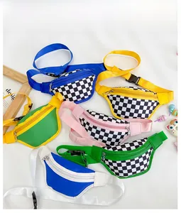Détail de sacs de poitrine colorés pour enfants avec damier et boucles réglables