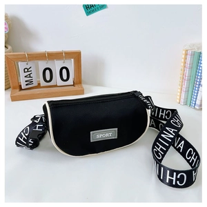 Détail du sac bandoulière enfant noir avec étiquette SPORT et sangle lettrée CHINA