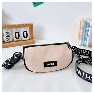 Détail du sac bandoulière en toile beige avec étiquette SPORT et sangle lettrée CHINA