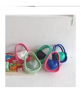 Détails de mini sacs à main en forme de cœur en plusieurs couleurs pour fillettes