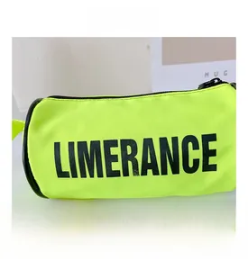 Vue détaillée du sac cylindrique vert fluo avec texte Limerance et fermeture éclair