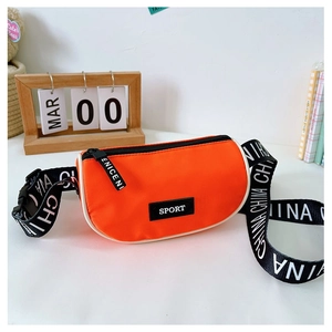 Détail du sac de poitrine en toile orange avec écusson SPORT et bandoulière CHINA