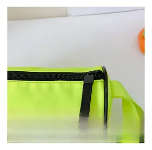Vue détaillée du sac cylindre vert néon avec fermeture éclair et quincaillerie en métal noir
