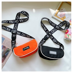 Détails des sacs bandoulière en nylon orange et noir avec logo China et étiquettes sport