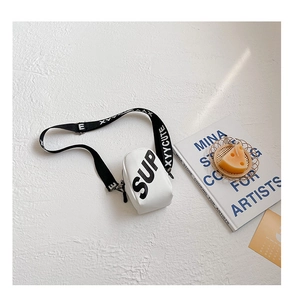 Détail d'un sac bandoulière en toile blanche avec imprimé lettres et sangle réglable