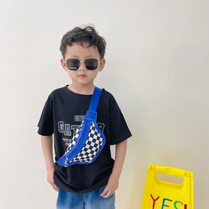 Sac de poitrine pour enfants à damier bleu porté par un garçon au style streetwear