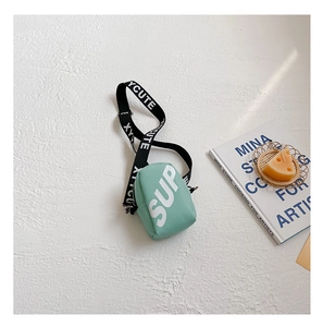 Détail de la mini sacoche en toile vert menthe pour garçon avec bandoulière à lettres