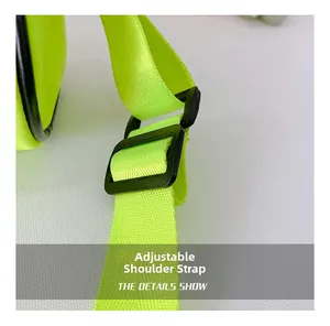 Détail de la bandoulière réglable en nylon vert fluo avec boucle en plastique noir