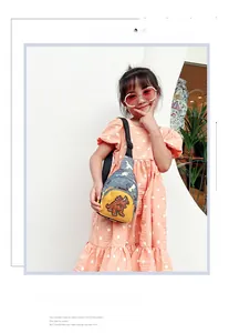 Détail du sac de poitrine dinosaure pour enfants au design contrasté jaune et bleu