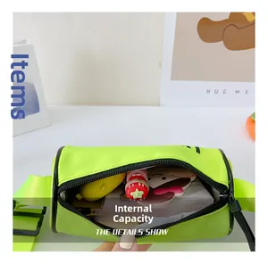 Vue détaillée de la capacité intérieure et du nylon vert fluo de ce sac cylindrique