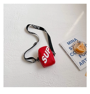 Détail d'un sac bandoulière rouge pour garçon avec inscription SUP blanche devant