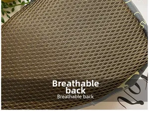 Détail du panneau arrière en mesh doré respirant sur le sac dinosaure pour enfant