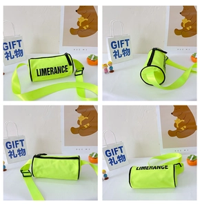 Vue détaillée du sac cylindrique vert fluo pour enfants avec lettrage noir Limerance