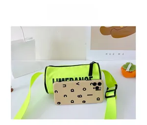 Comparaison de taille du sac cylindrique vert fluo avec un smartphone et sa sangle