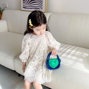 Fille en robe de dentelle blanche avec un mini sac à main coeur tendance pour enfants
