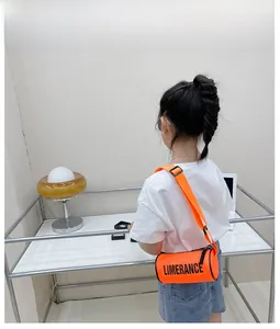 Sac bandoulière cylindrique orange pour enfants avec lettres Limerance et sangle noire
