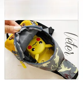 Détail de l'intérieur d'un sac de poitrine pour enfants avec imprimé dinosaure et zip
