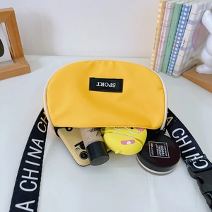 Sac bandoulière en toile jaune pour enfants avec étiquette sport et sangle lettrée